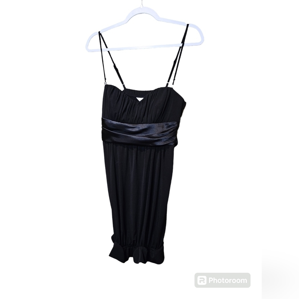 Vintage 90s/Y2K black formal dress with a bubble skirt. Large
